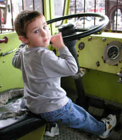Josiah_firetruck_4386.jpg (930763 bytes)